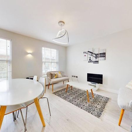 Stylish 2Bed2Bath Flat 4Min From Tube Station Villa ลอนดอน ภายนอก รูปภาพ