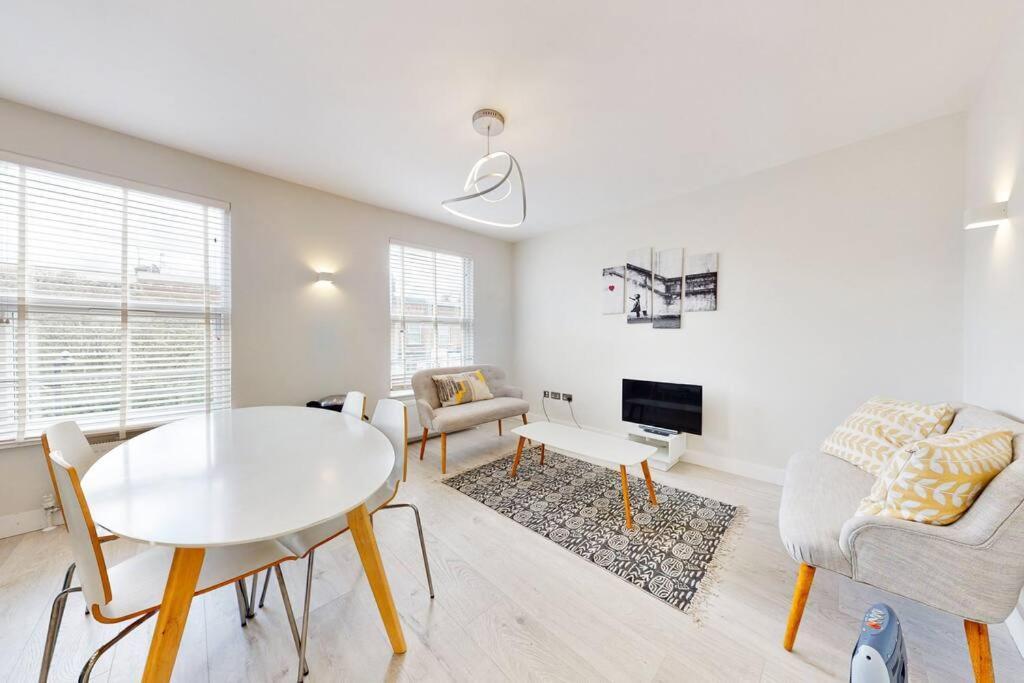 Stylish 2Bed2Bath Flat 4Min From Tube Station Villa ลอนดอน ภายนอก รูปภาพ
