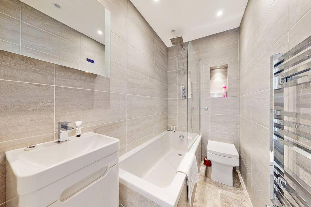 Stylish 2Bed2Bath Flat 4Min From Tube Station Villa ลอนดอน ภายนอก รูปภาพ