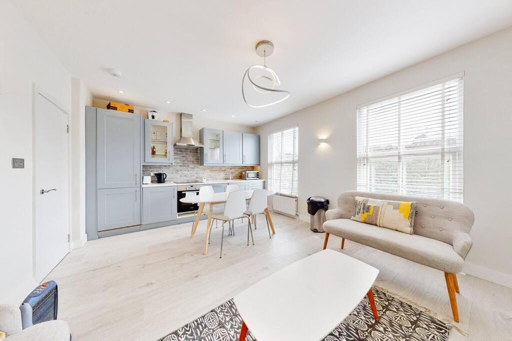 Stylish 2Bed2Bath Flat 4Min From Tube Station Villa ลอนดอน ภายนอก รูปภาพ