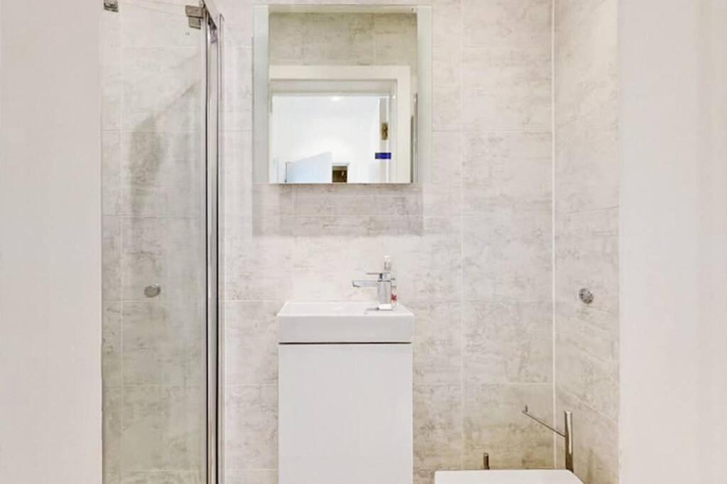 Stylish 2Bed2Bath Flat 4Min From Tube Station Villa ลอนดอน ภายนอก รูปภาพ